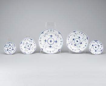 SERVISDELAR, 84 delar, porslin, "Musselmalet" Royal Copenhagen.
