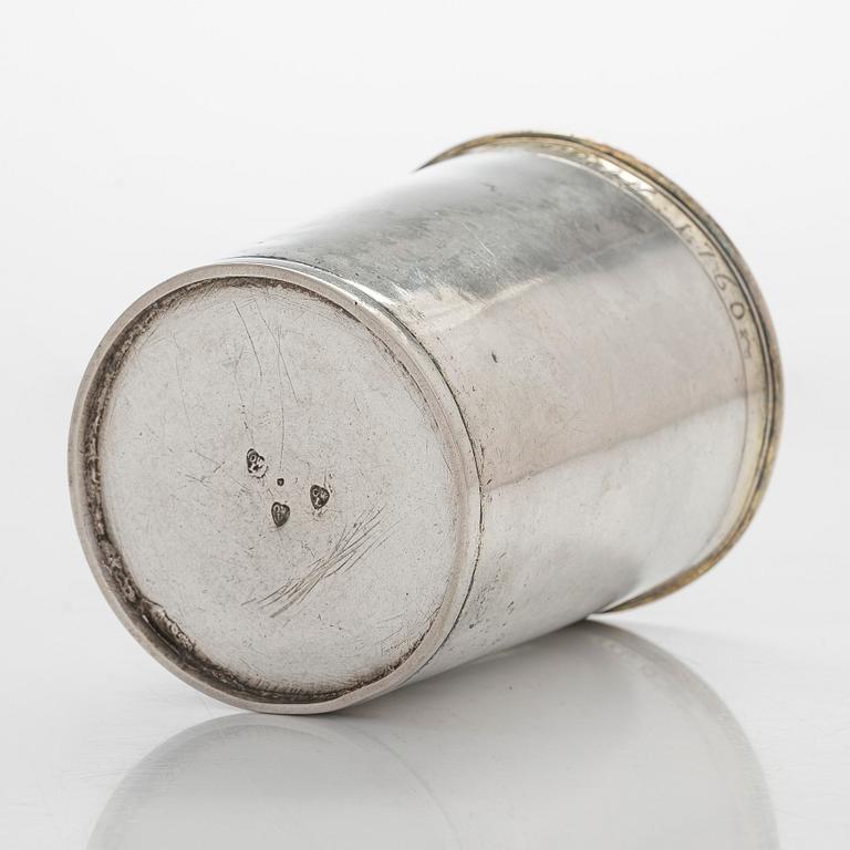 Bägare, silver, mästarstämpel OWL, 1700-talets mitt, gravyr daterad  1760. Oidentifierad mästare.