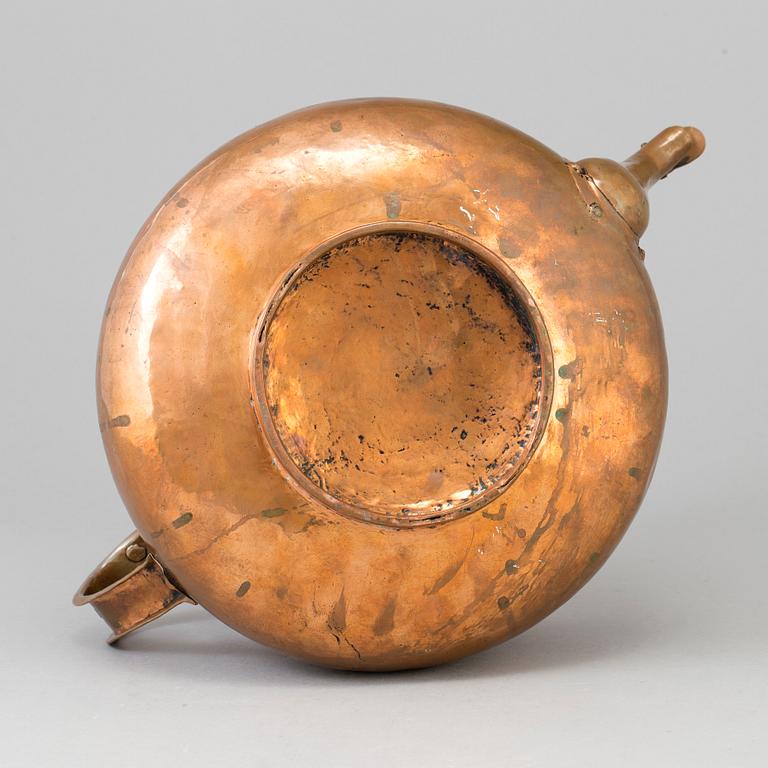 A LARGE COPPER KETTLE, 18th/19th century.