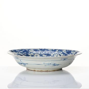 A blue and white Swatow dish, Ming dynasty (1368-1644).