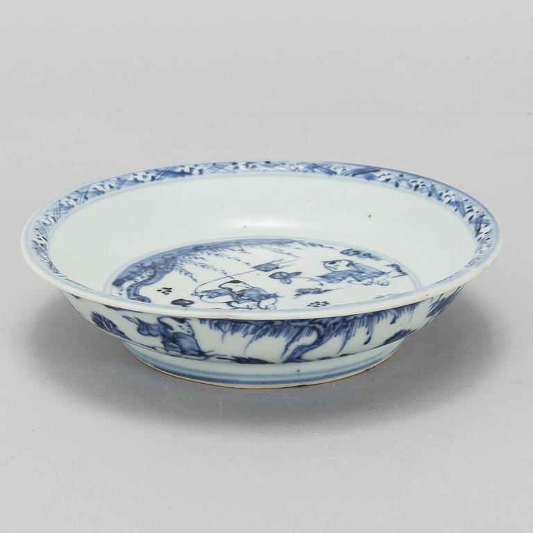 A blue and white dish, Ming dynasty (1368-1644).