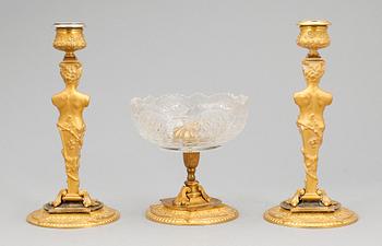 LJUSSTAKAR samt SKÅL, förgylld brons och glas, empire/empiretyp, 1800-tal.
