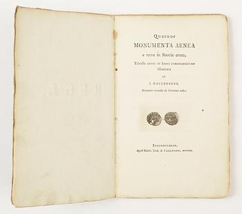 BOK, "Quatuor Monumenta Aenea e terra in Suecia eruta...", av Jonas Hallenberg, Stockholm 1802.