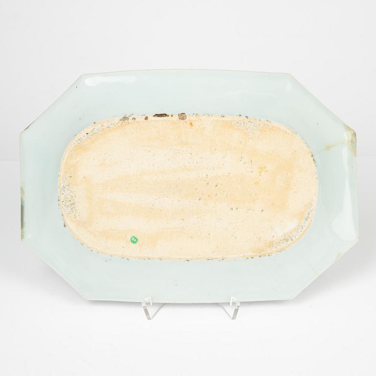 A Chinese porcelain dish, Qing Dynasty, Qianlong (1736-95).