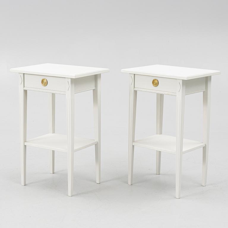 Sängbord, ett par, gustaviansk stil, samtida tillverkning.