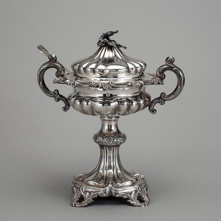 SOCKERSKÅL PÅ FOT, silver, Gustav Möllenborg, Stockholm, 1851. Vikt ca 688 g.