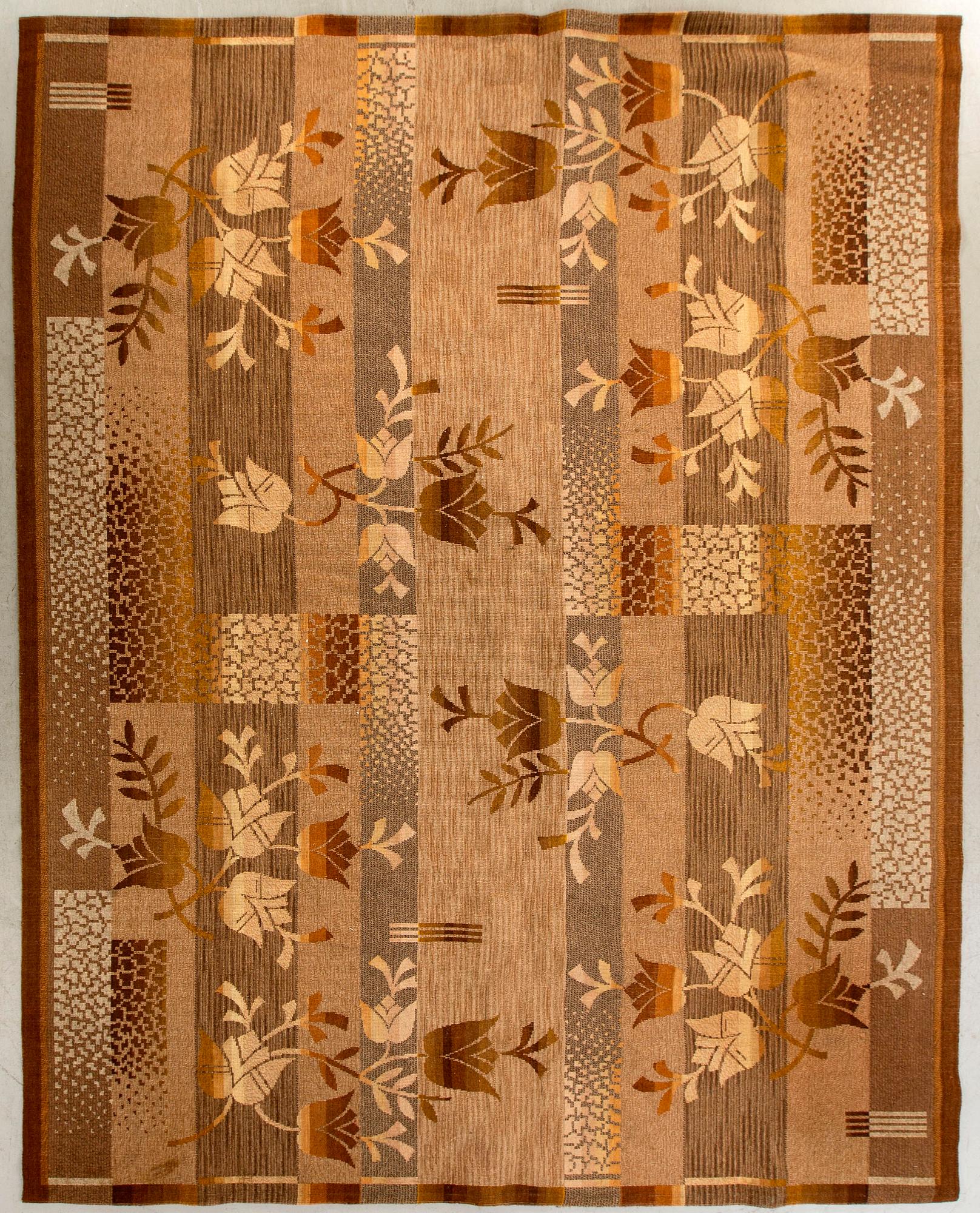 A 1940-s machine made carpet ca 350 x 244 cm.