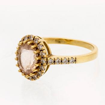 Ring 14K gold with morganite and brilliant-cut diamonds.