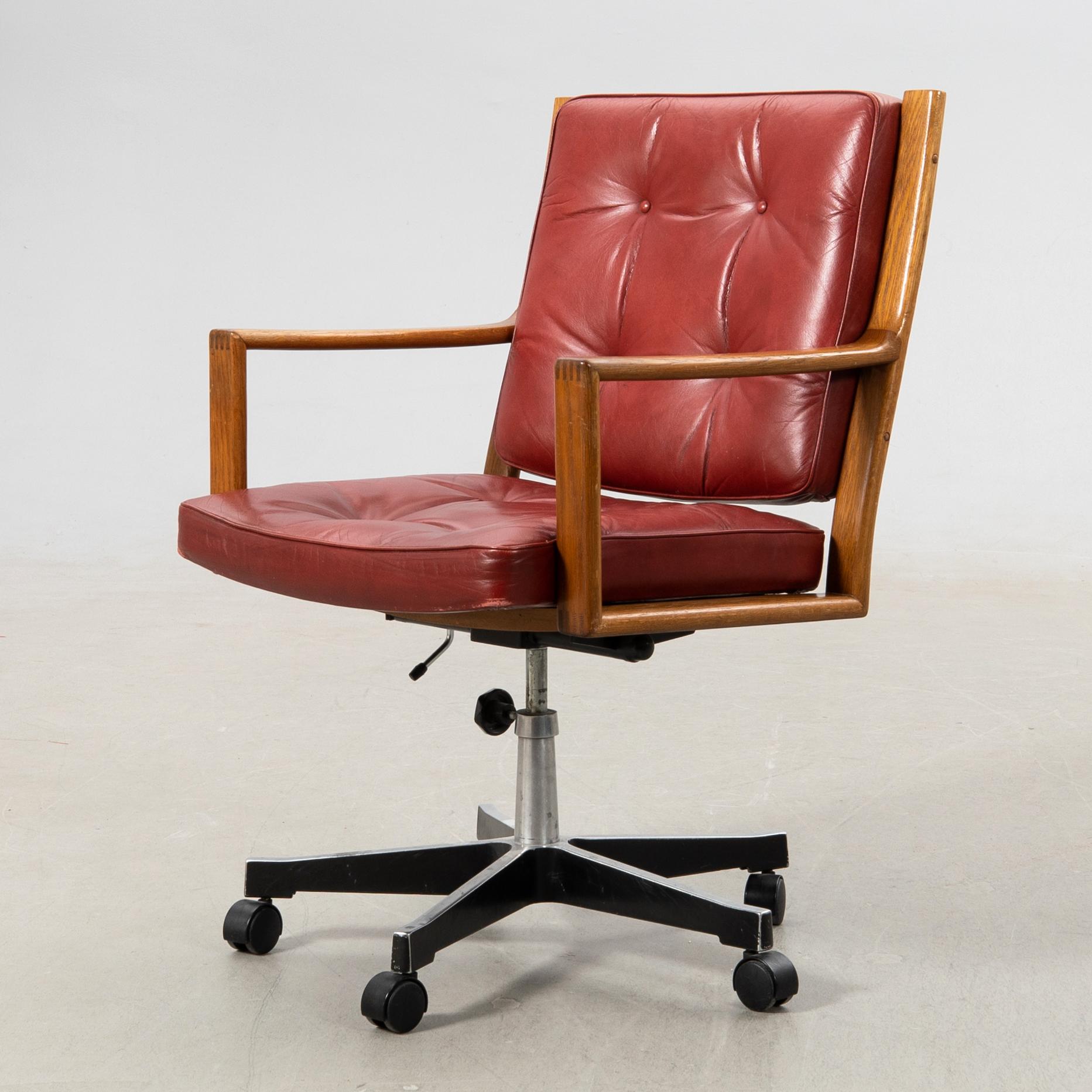 Karl Erik Ekselius, Skrivbordsstol för JOC möbler Vetlanda sent 1900-tal.