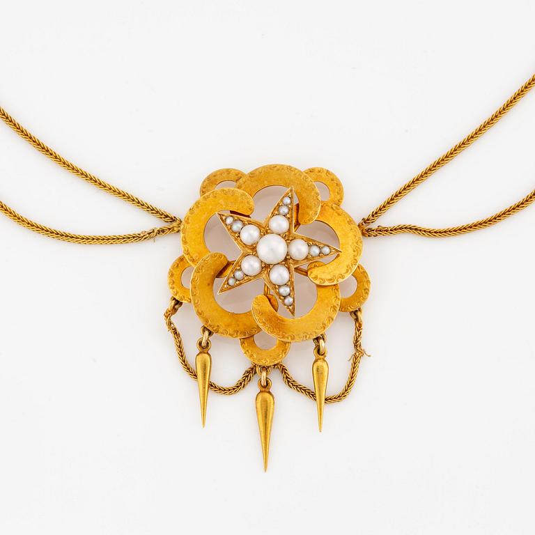 A parure in 18K gold with pearls, 19th century.