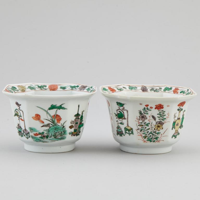 A pair of famille verte bowls, Qing dynasty.