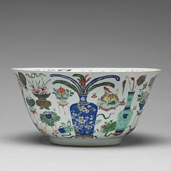 645. A famille verte punch bowl, Qing dynasty, Kangxi (1662-1722).