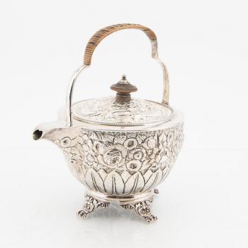 An English 18th century silver tea pot mark of Andrew Fogelberg & Stephan Gilbert, London 1781-82, weight 486 grams.