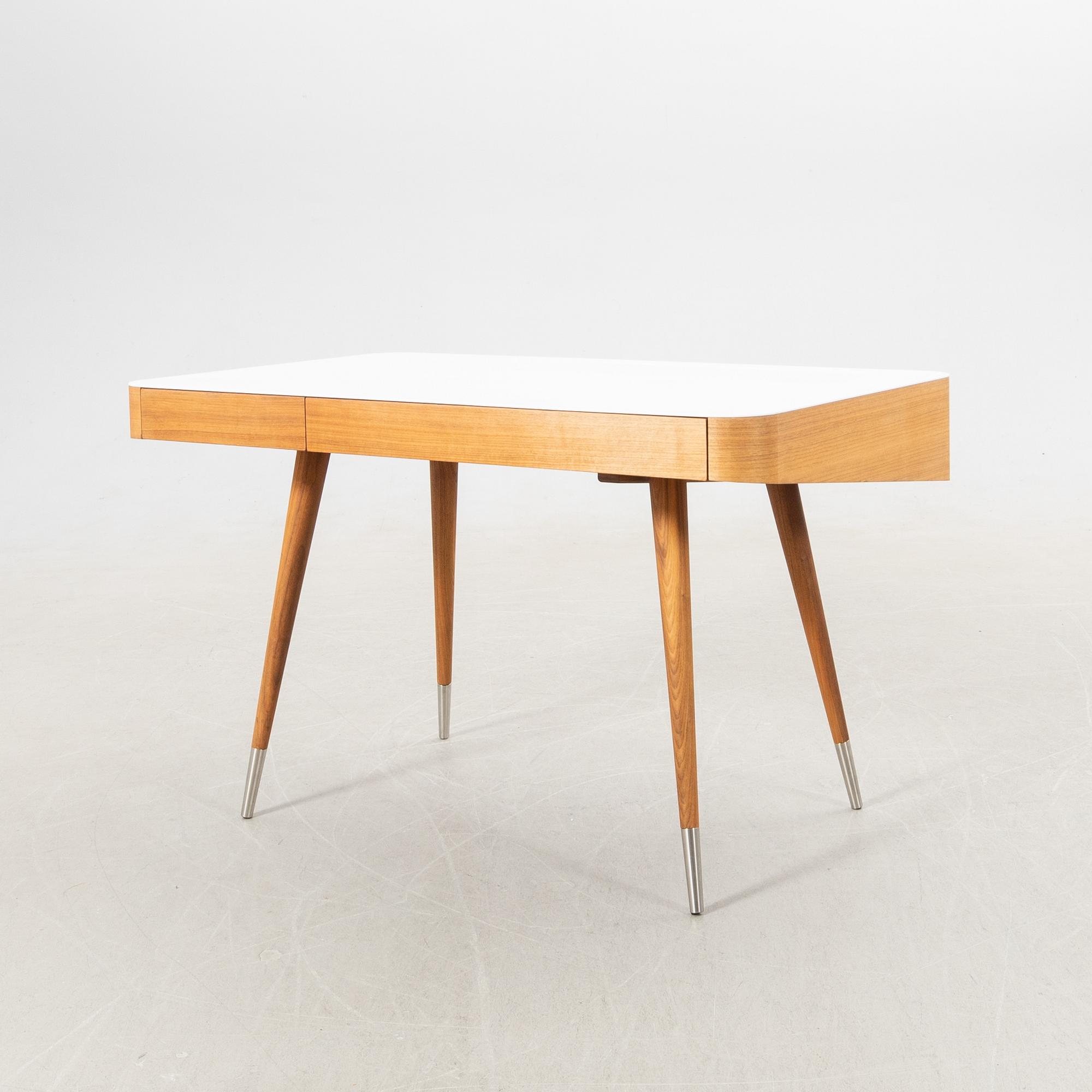 Søren Nissen & Ebbe Gehl, skrivbord AK 1330 för Naver Collection 2000-tal.