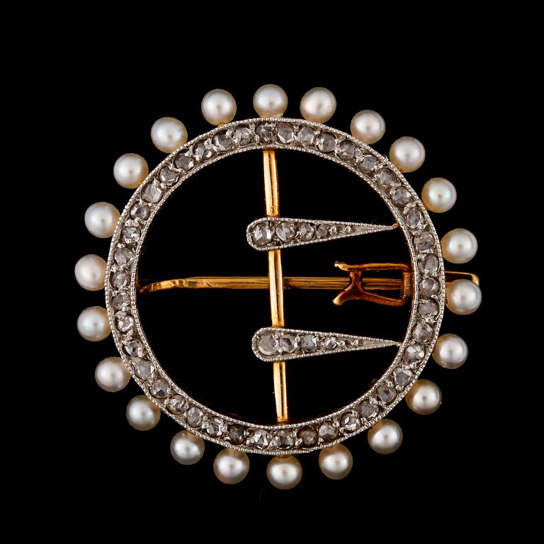 BROSCH, guld och platina med rosenslipade diamanter tot ca0,35ct enl uppg och pärlor. Tidigt 1900-tal. Vikt 4,2g.