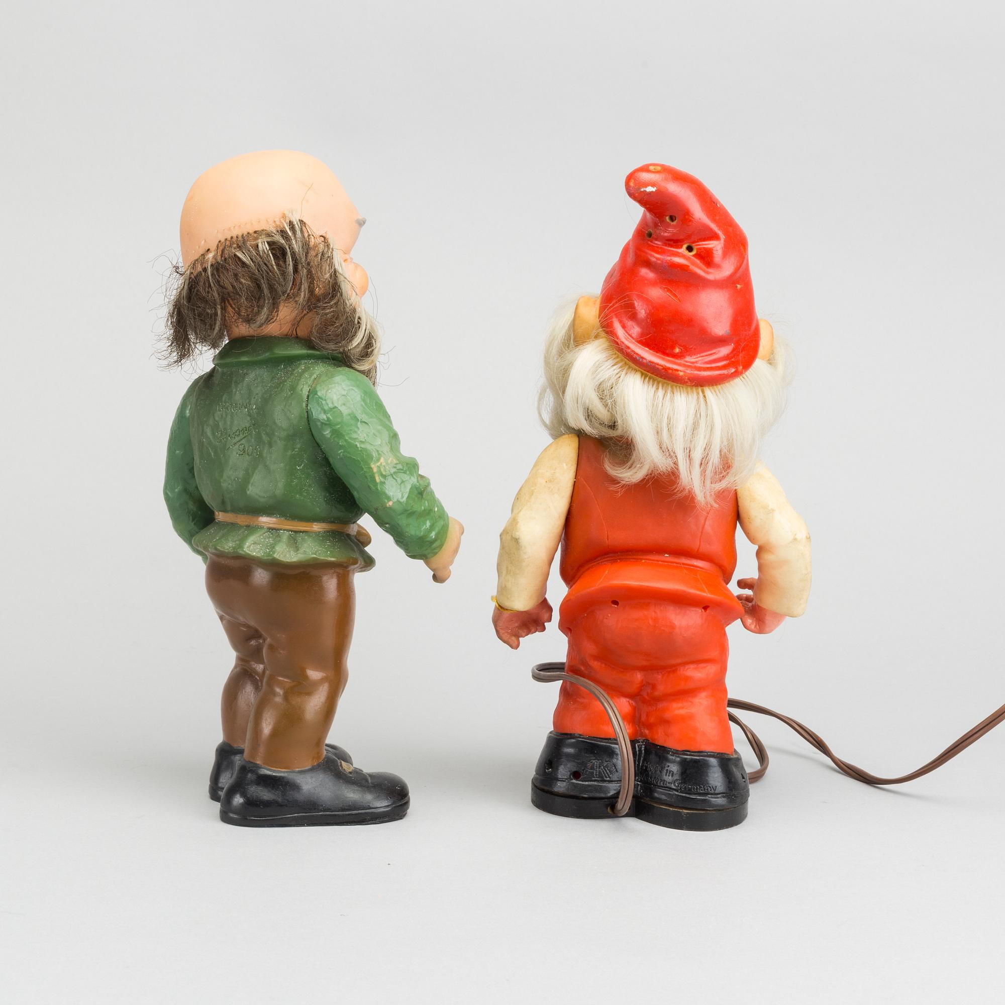 TOMTAR, plast, 2 st. En märkt Heissner, 1900-talets mitt.