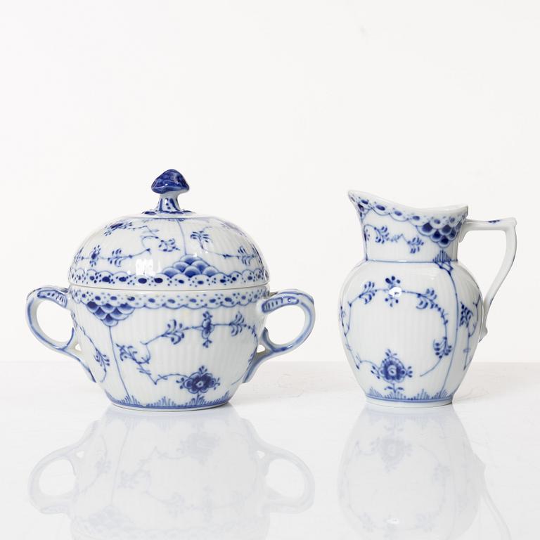 Royal Copenhagen, mat-, kaffe- och teservis, 88 delar, "Musselmalet", Danmark, 1800-1900-tal.