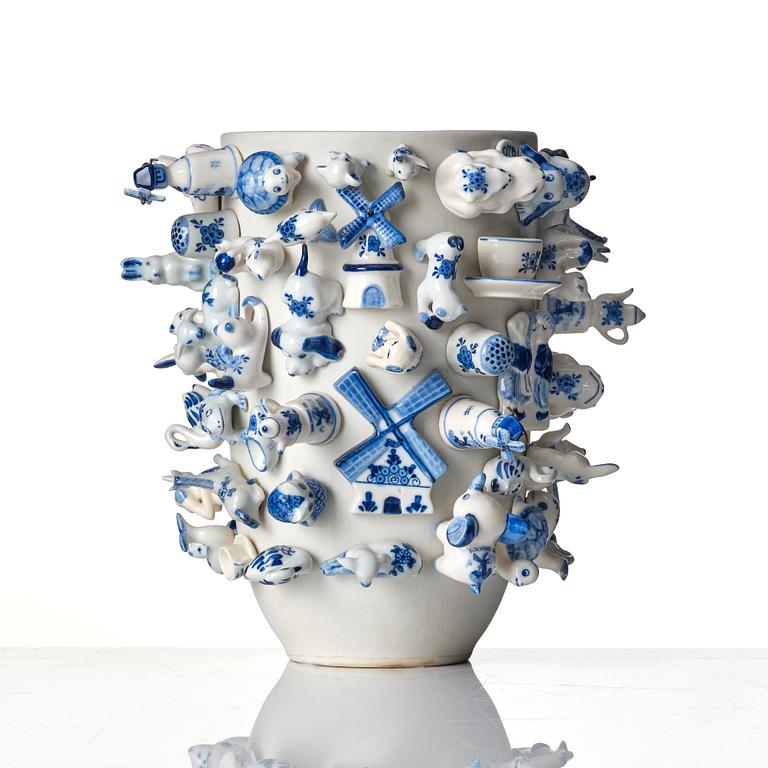 Carla Peters, Wonderable, a 'Souvenir Holland' porcelain vase, Pols Potten, Thailand 21st century, no 076.