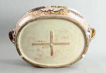 FISKBASSÄNG, porslin, Satsuma, Japan, 1900-tal.