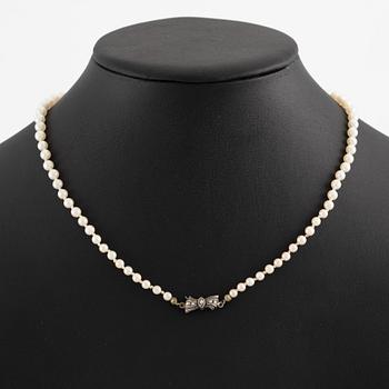 Pärlcollier, tre stycken, odlade pärlor, lås silver, varav ett saknar lås.