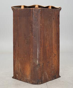 HÖRNHÄNGSKÅP, allmoge, 1800-talets första hälft.