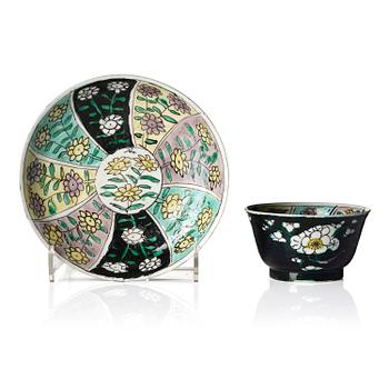 1154. A famille noire cup with stand, Qing dynasty, Kangxi (1662-1722).
