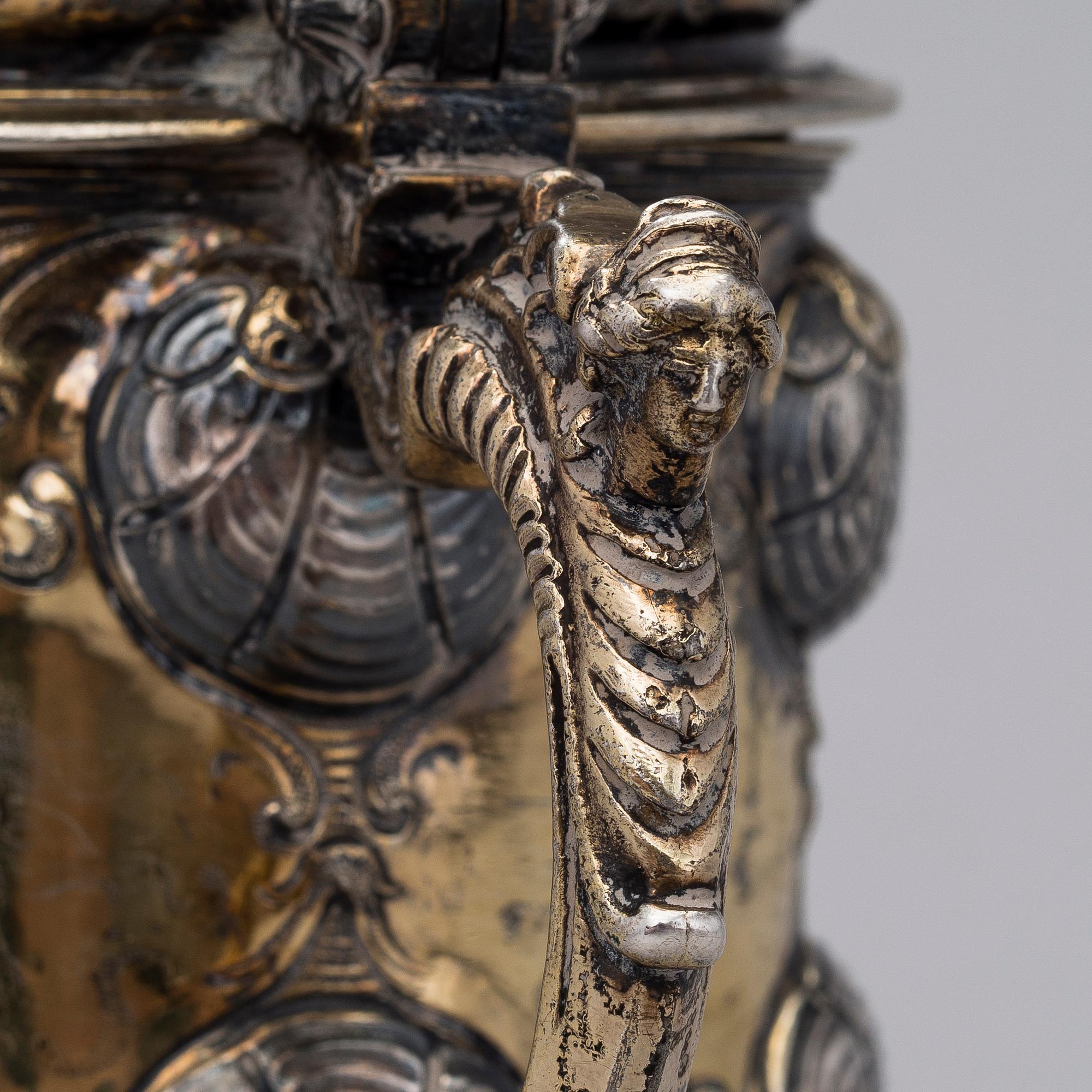HOPEINEN TUOPPI, Nürnberg noin 1660-luvulta, tuntematon kultaseppä, paino  679 g.