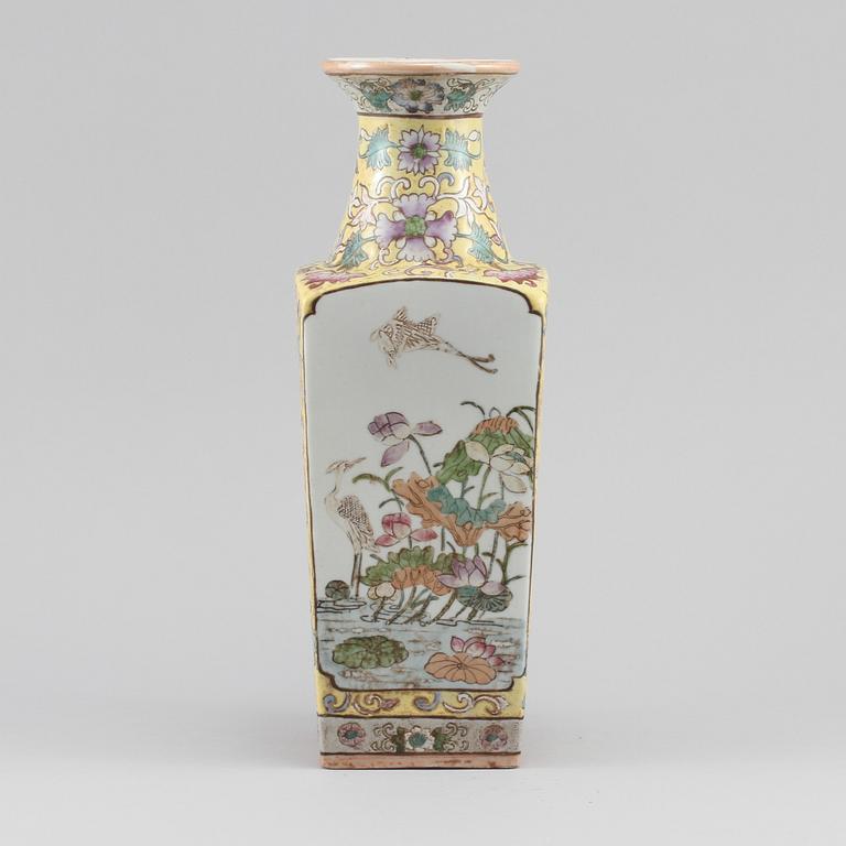 VAS, porslin, Kina, 1900-tal.