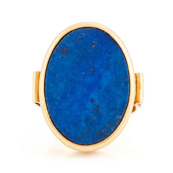 Birger Haglund, ring 18K guld med en slät oval lapis lazuli, Stockholm 1987.