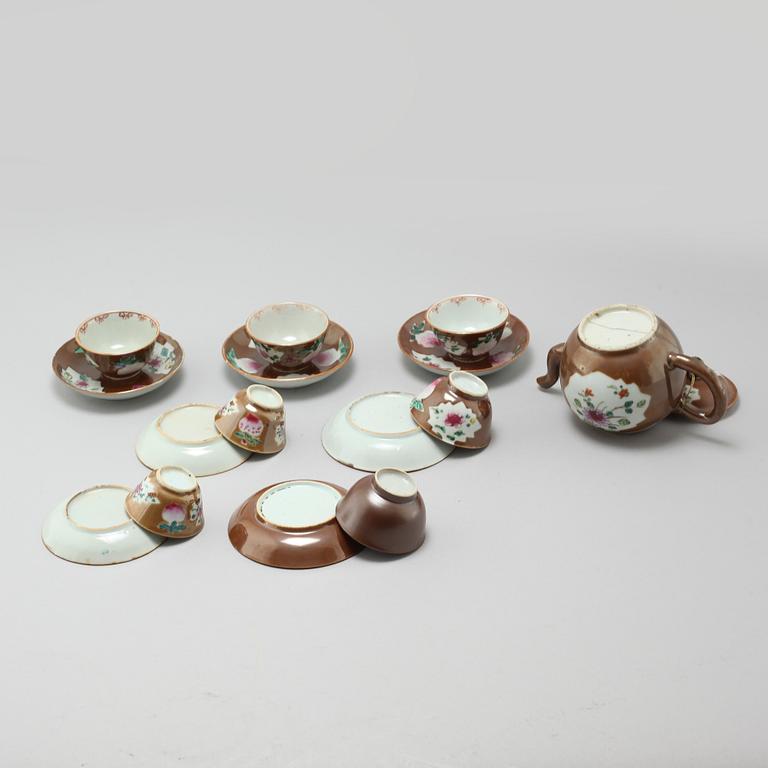 A porcelain teapot and seven cups from China, 18th century.