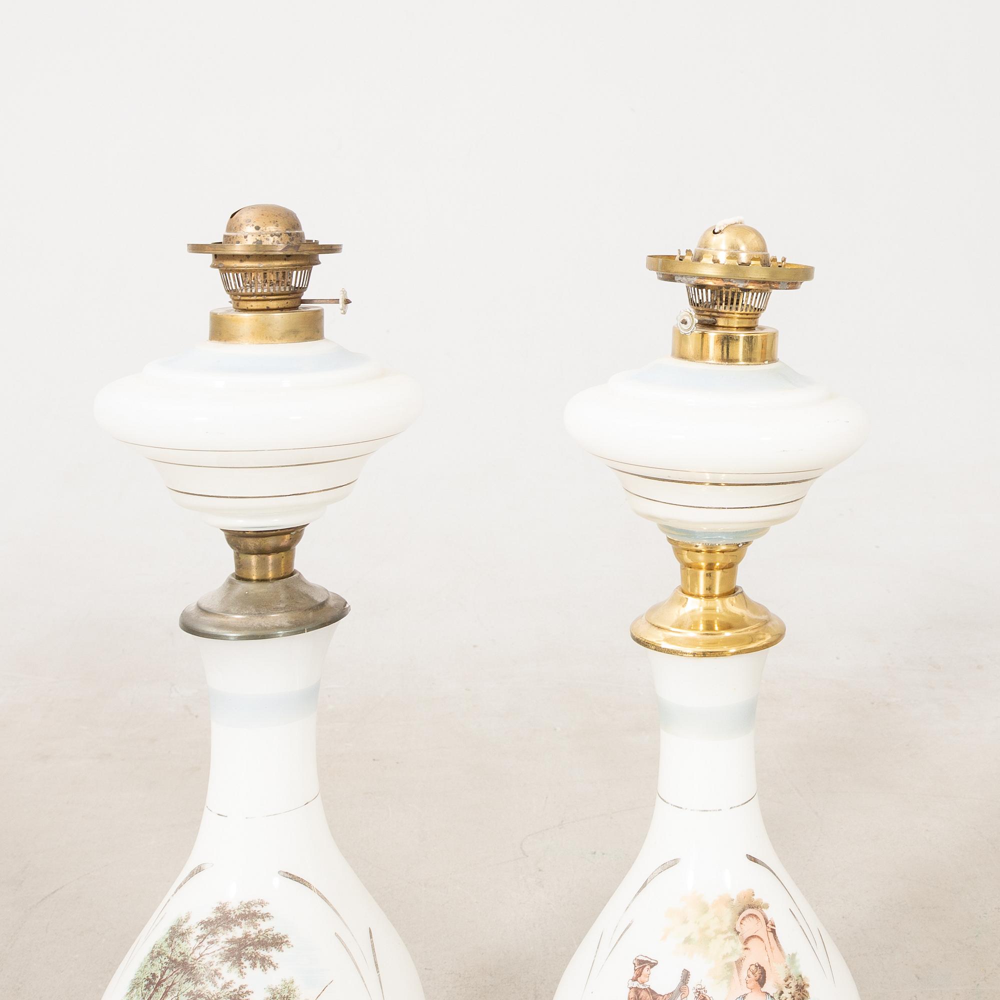 Bordsfotogenlampor ett par 1900-tal.