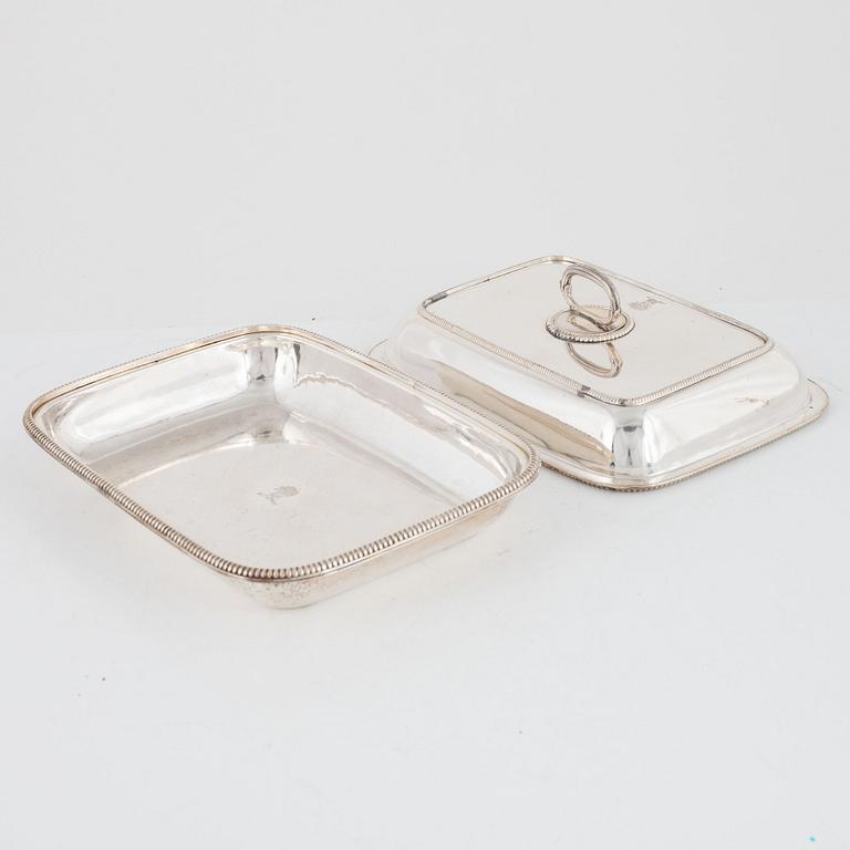 A pair of silver plated serving dishes with covers, first half of the 20th Century.