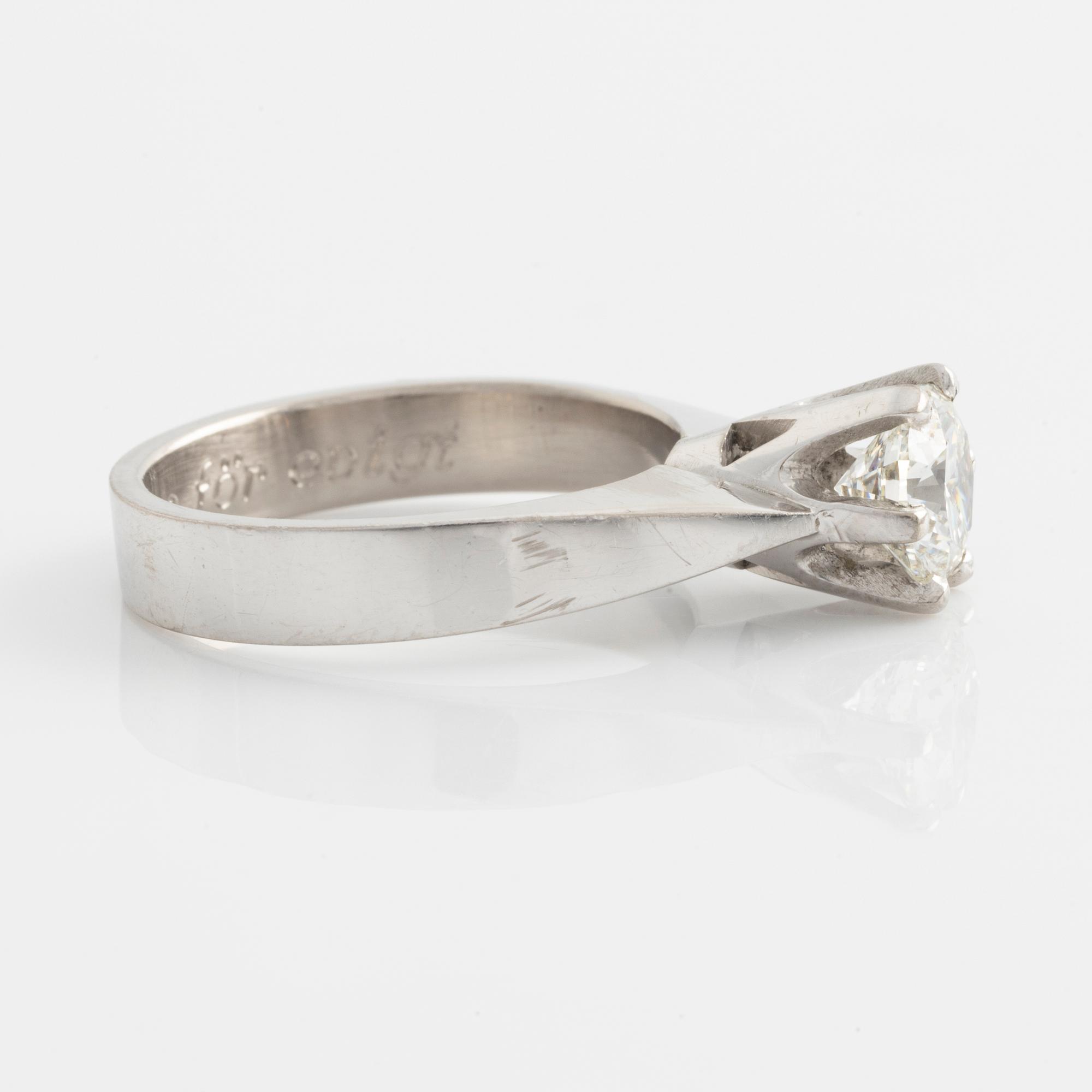 Ring solitär med briljantslipad diamant.