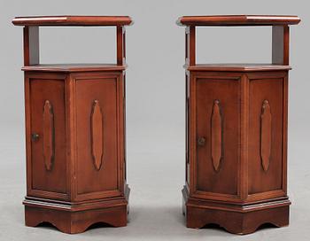 SIDOBORD, ett par, engelsk stil. 1900-talets andra hälft.