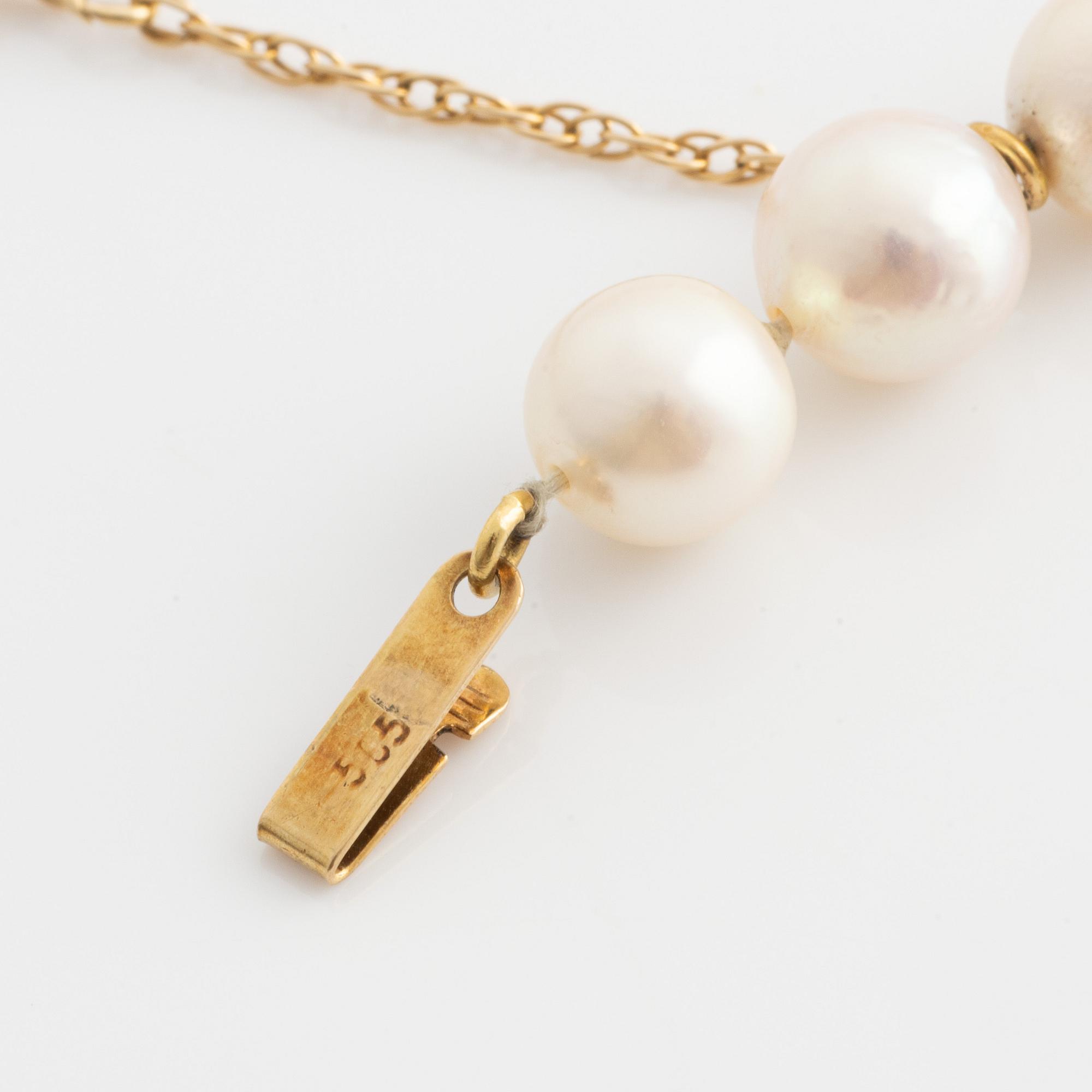 Collier odlade pärlor lås 14K guld med diamanter.