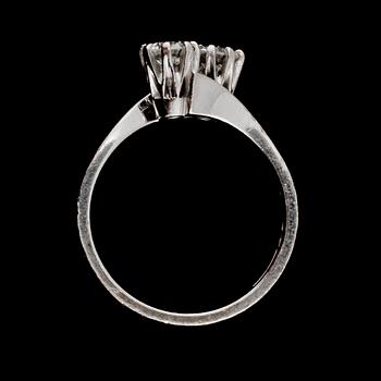 RING, 18k guld med två briljantslipade diamanter, tot 0.62 ct, stämplad MAG, Göteborg, 1981. Vikt 4 g.