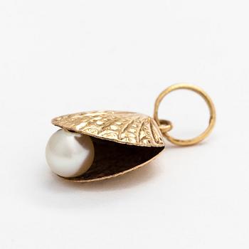 An 18K gold pendant with a cultured pearl.