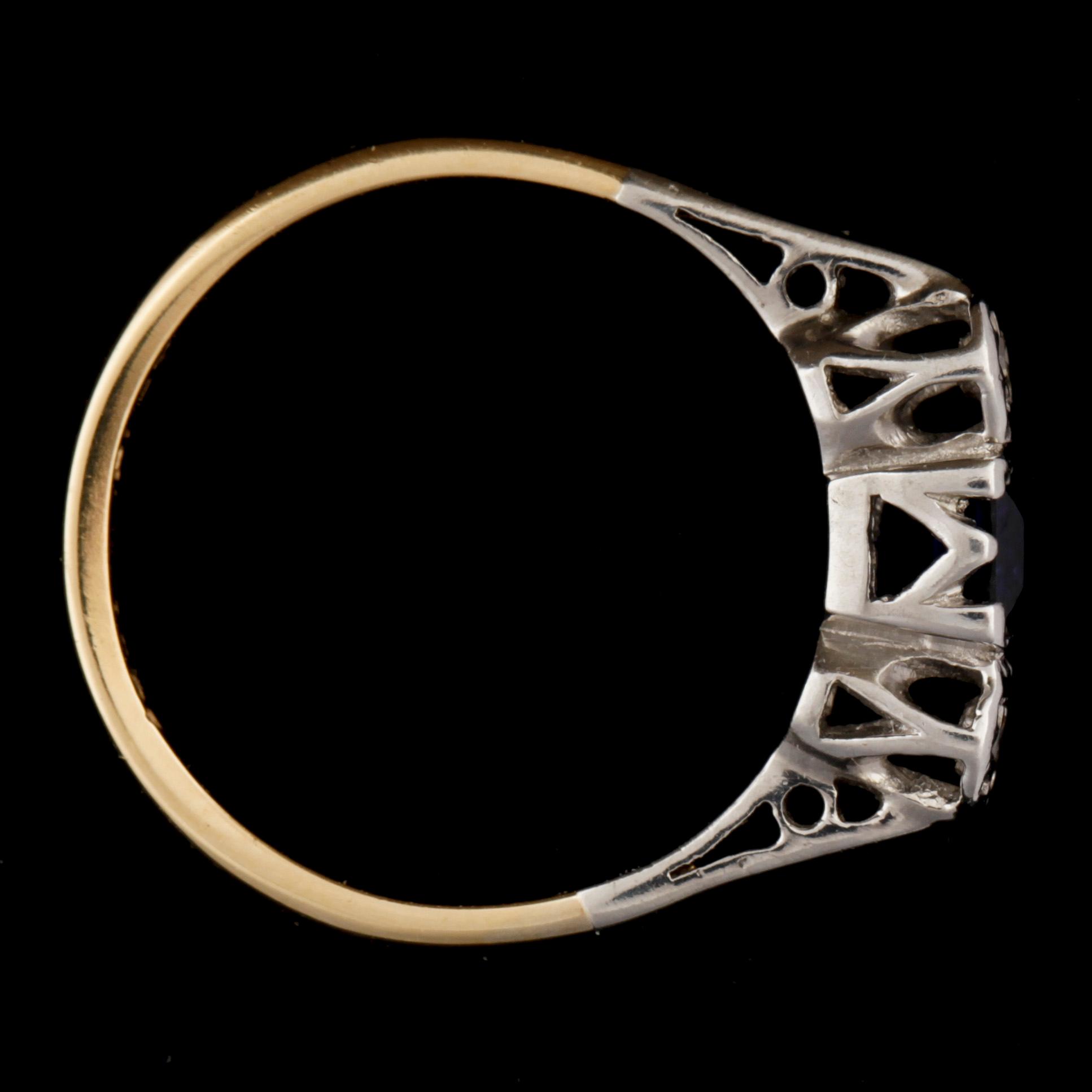 RING 18k guld och platina med safir ca3,5x3,5mm och 2 åttkantsslipade diamanter tot ca0,60ct. Vikt 2,3g.