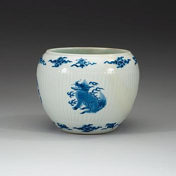 473. A blue and white jar, Qing dynasty, Kangxi (1662-1722) with Chenghua six character mark.