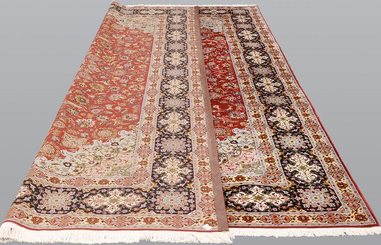 A Tabriz carpet, part silk, so-called 50 Raj, approx. 352 x 250 cm.