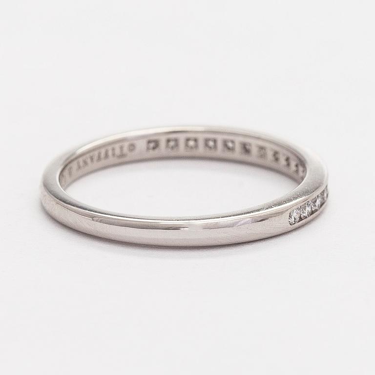Tiffany & Co, sormus, "Tiffany Setting", platinaa ja briljanttihiottuja timantteja.