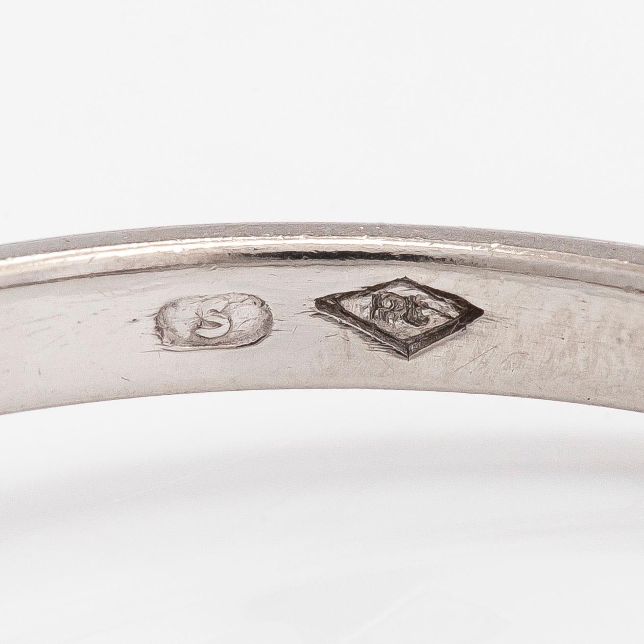 Ring, solitär, platina och en briljantslipad diamant.