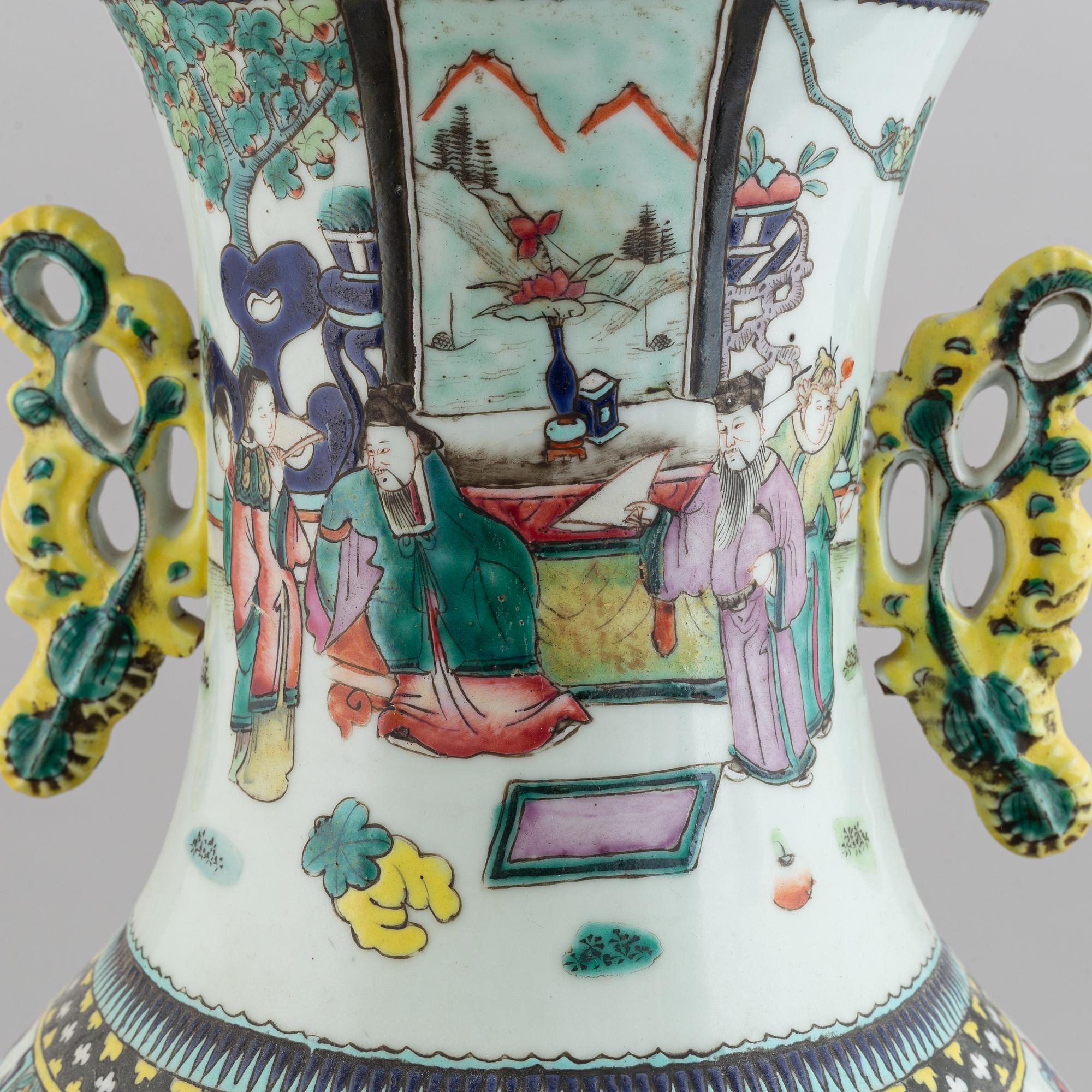 A famille verte floor vase, Qing dynasty, early 20th century.