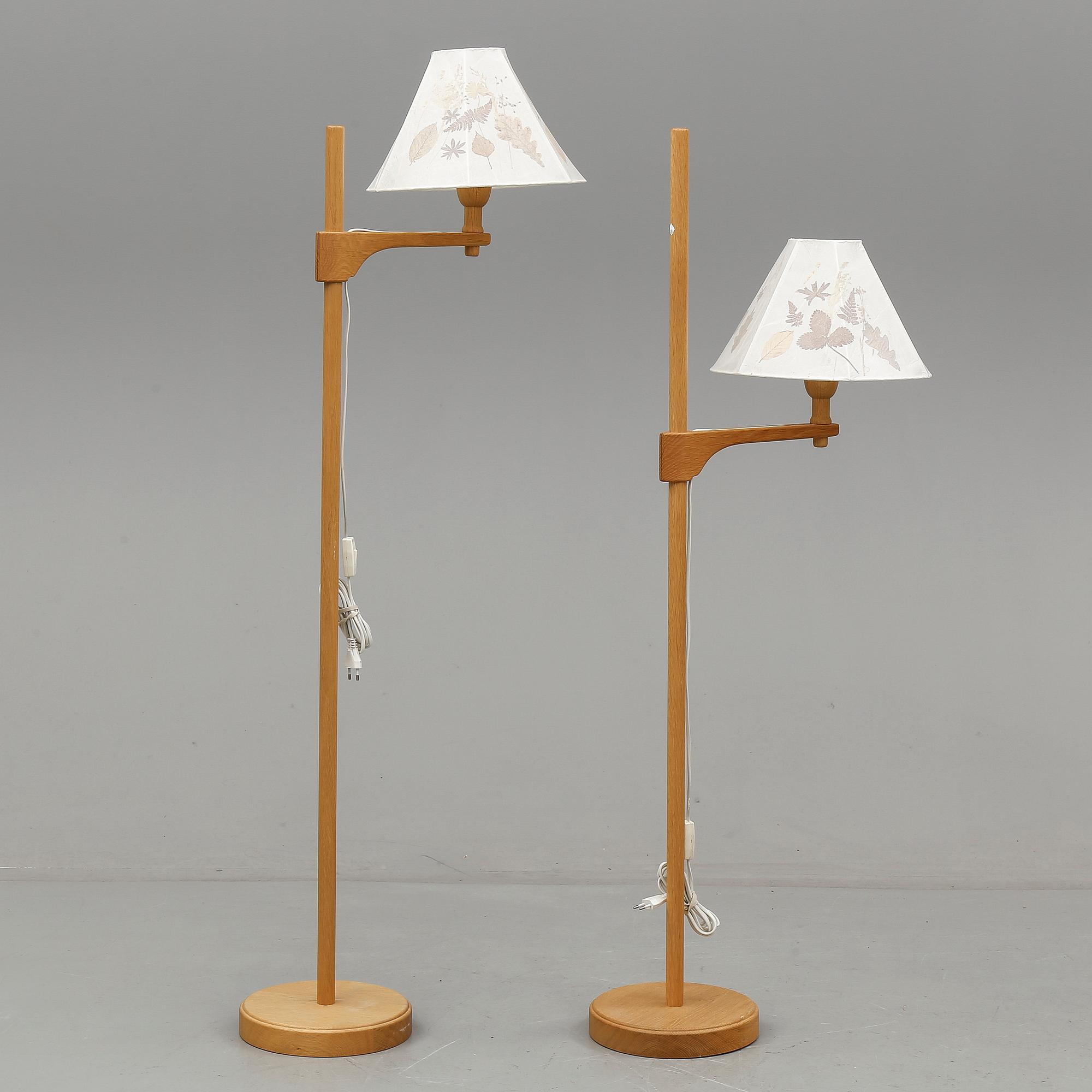 GOLVLAMPOR, ett par, "Staken", Carl Malmsten, 1900-talets fjärde kvartal.