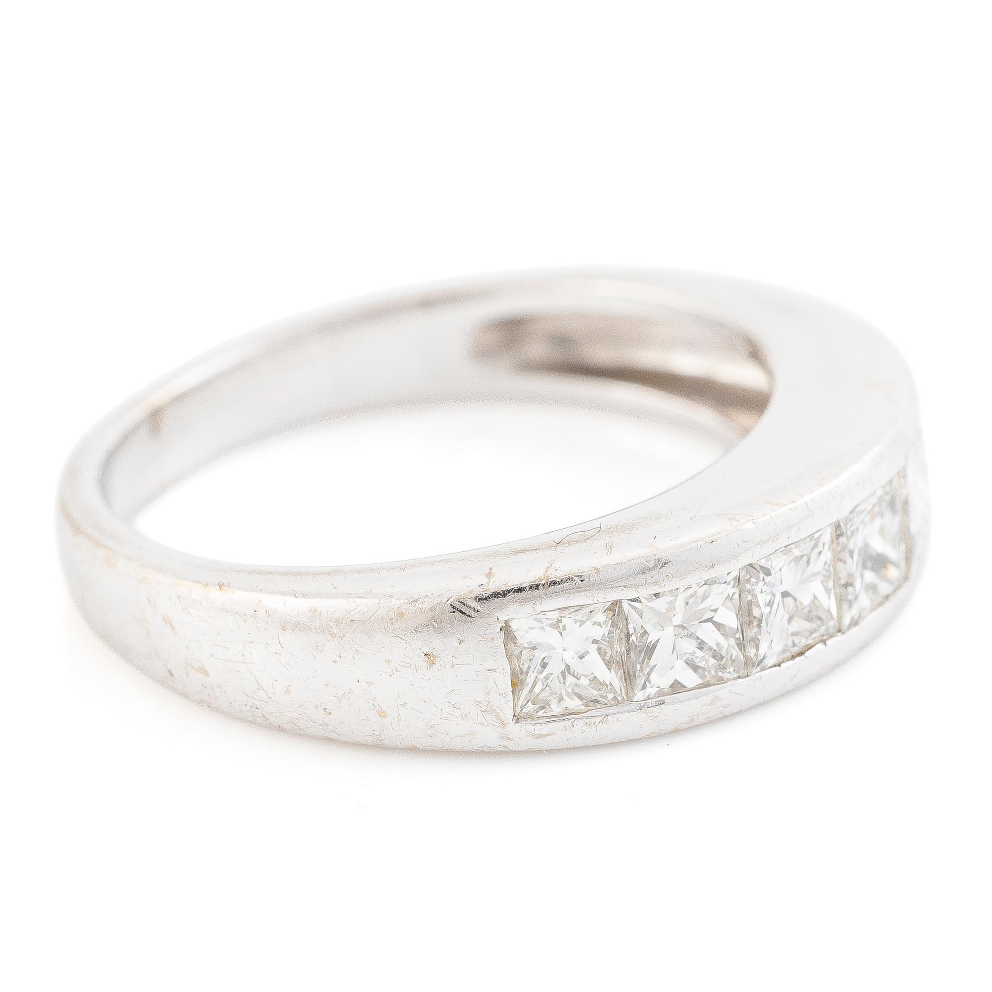 Ring, 18K white gold with princess-cut diamonds.