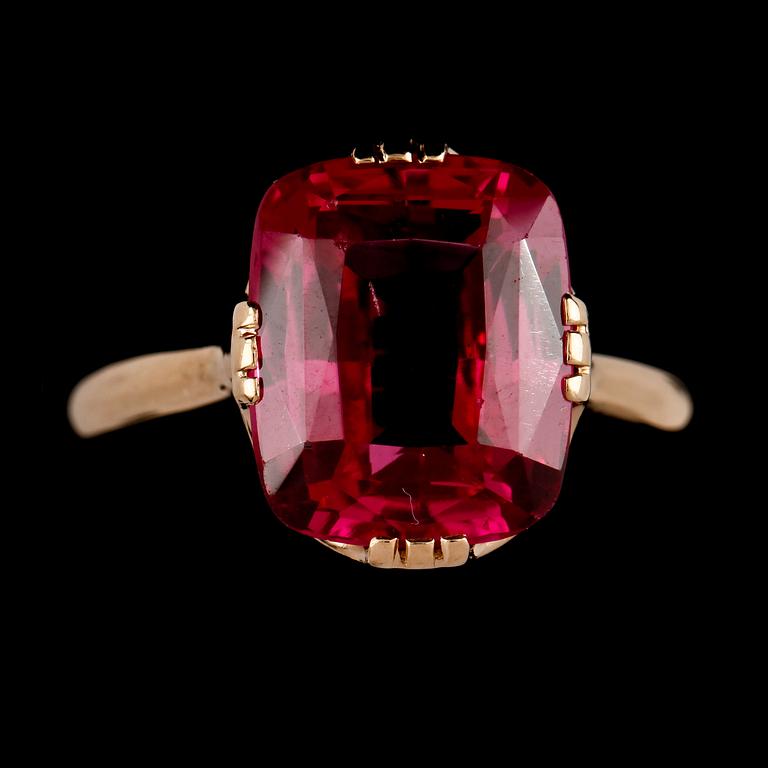 RINGAR, 2 st, 18k guld med fasettslipade syntetiska safirer, 1900-tal. Vikt 6 g.