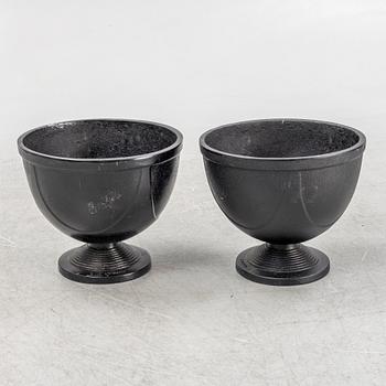 Trädgårdsurnor, ett par, "No 1", Byarums Bruk, 2000-tal.