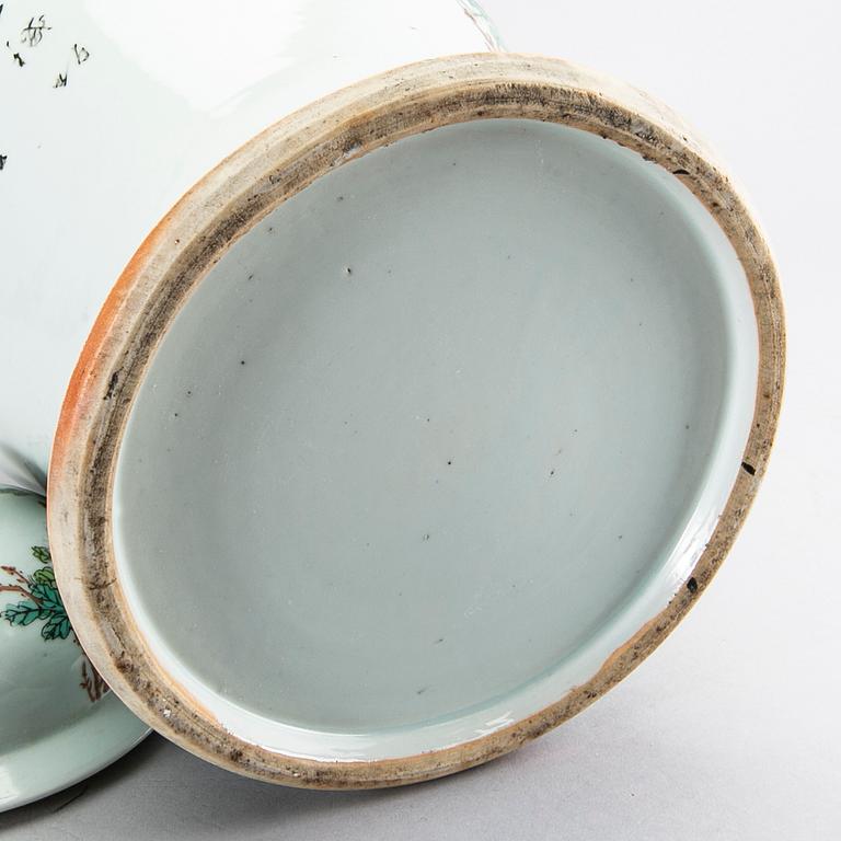 A Chinese porcelain jar with cover, 20th century.