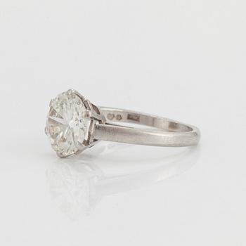 A ring set with a round brilliant-cut diamond.