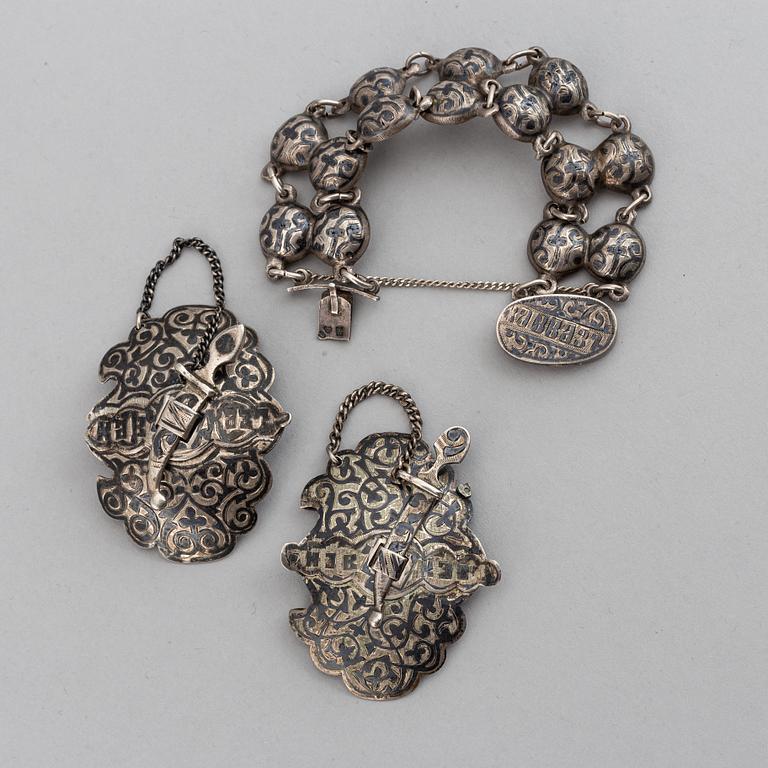 Armband samt bältespännen 2 st, silver och niello, icke identifierad mästarstämpel, bl a Kiev 1896-1908.